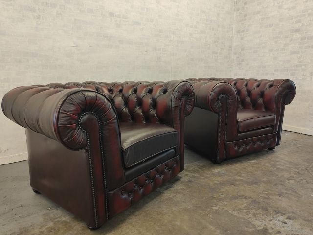 Rare paire de fauteuils club en cuir rouge foncé (Réf: 808)