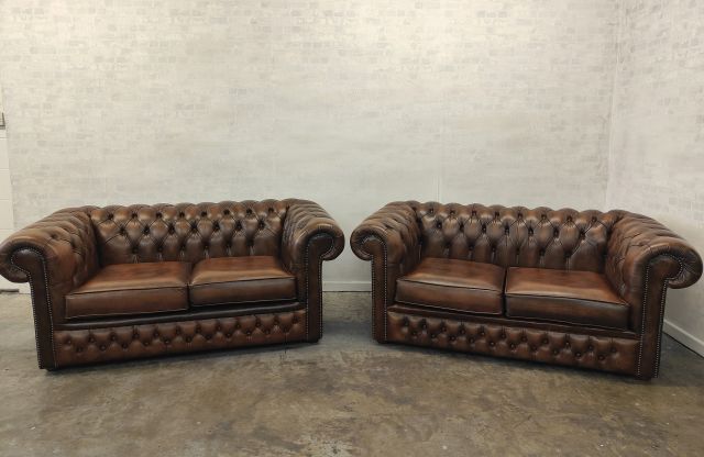Rare paire de canapés 2pl en cuir marron tan antique (Réf: 809) – 1400€