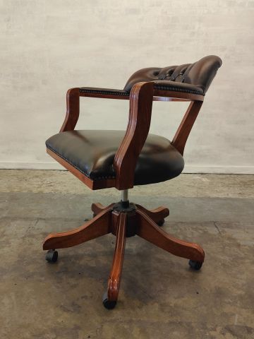 Élégant fauteuil de bureau en cuir marron antique (Réf: 813) – VENDU