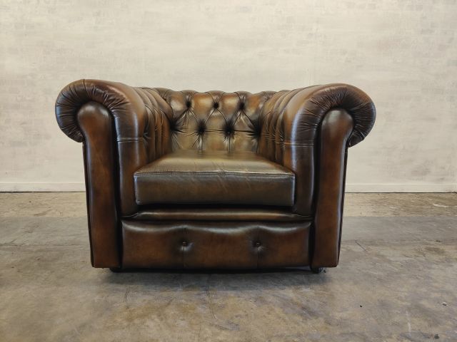 Superbe fauteuil club en cuir marron or antique (Réf: 814)