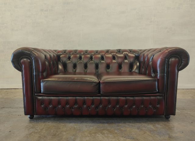 Superbe canapé 2pl en cuir rouge antique (Réf: 817) – VENDU